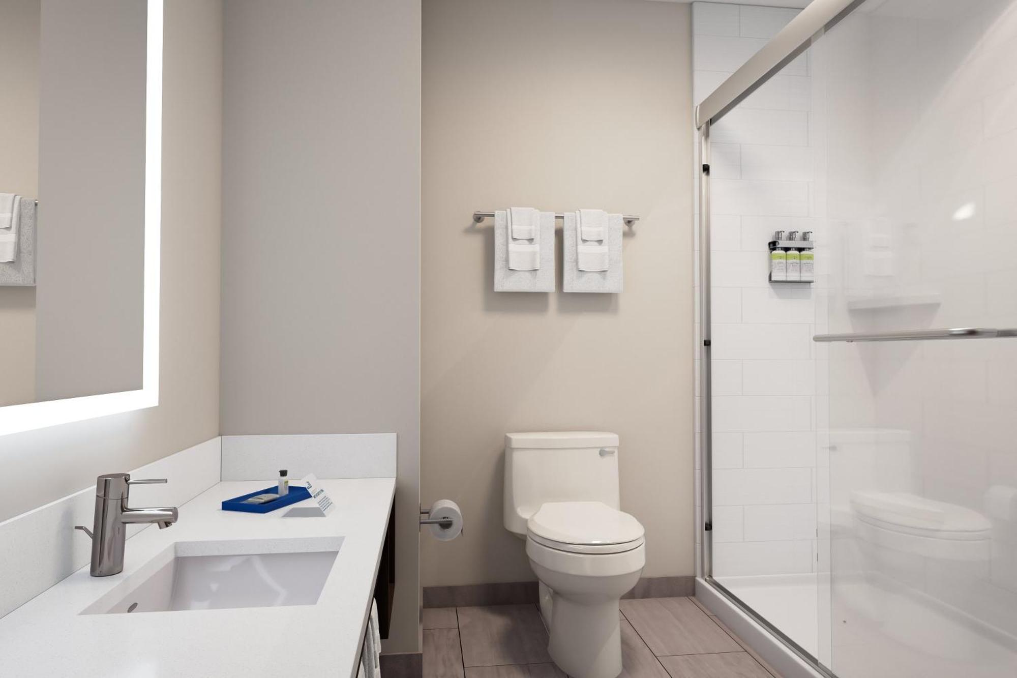 Holiday Inn Express & Suites Fresno Airport By Ihg Eksteriør bilde
