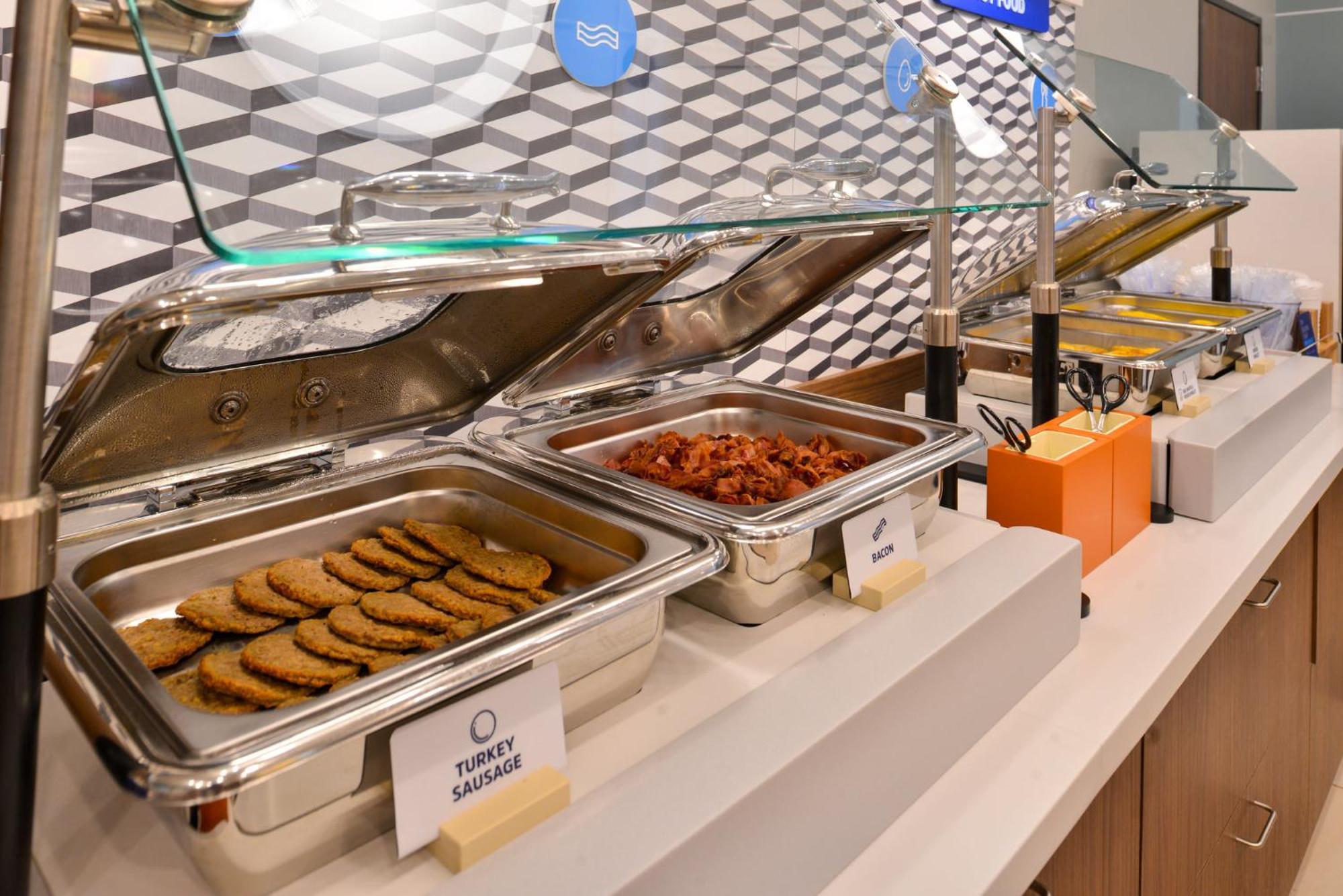 Holiday Inn Express & Suites Fresno Airport By Ihg Eksteriør bilde