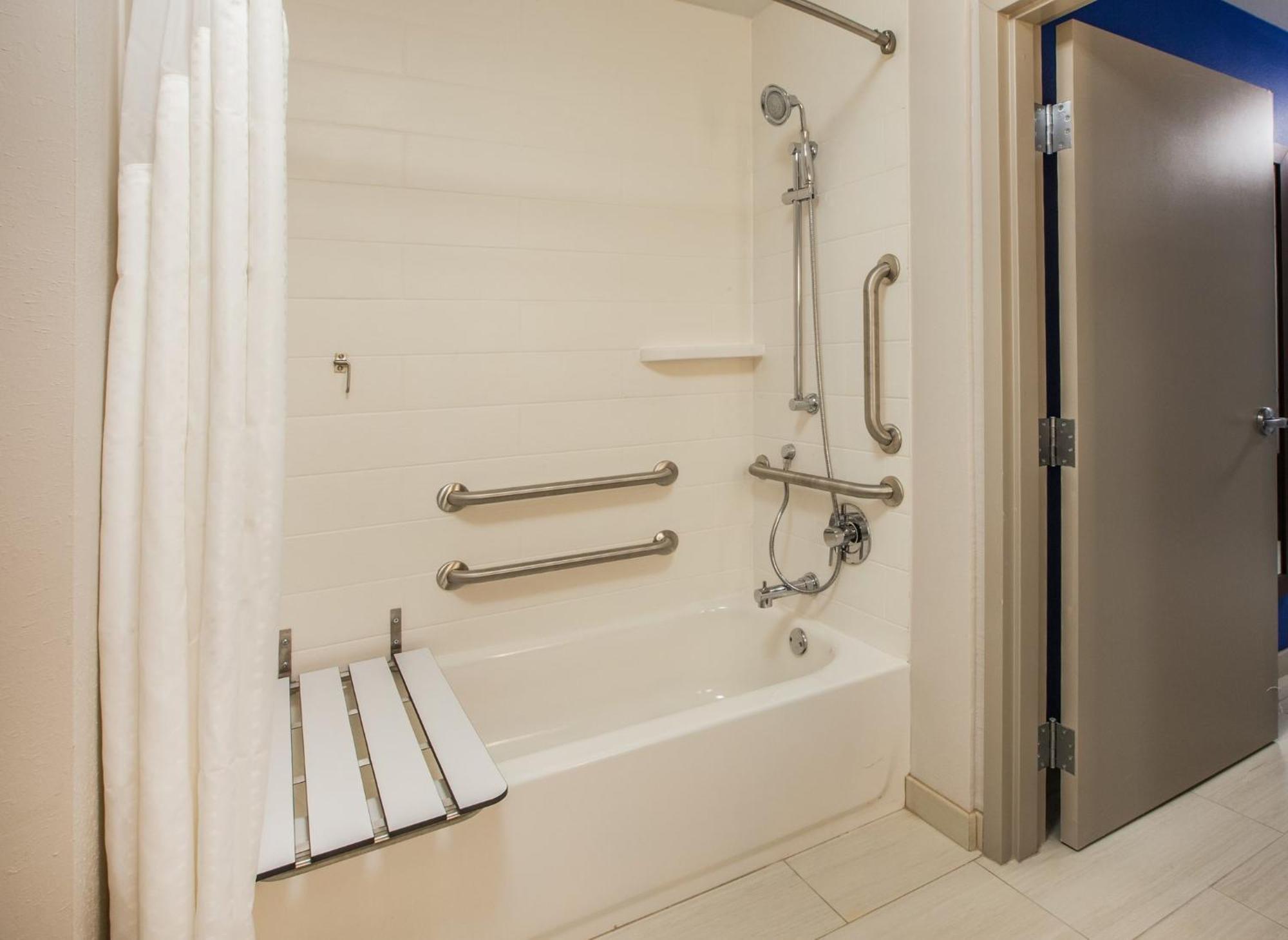 Holiday Inn Express & Suites Fresno Airport By Ihg Eksteriør bilde
