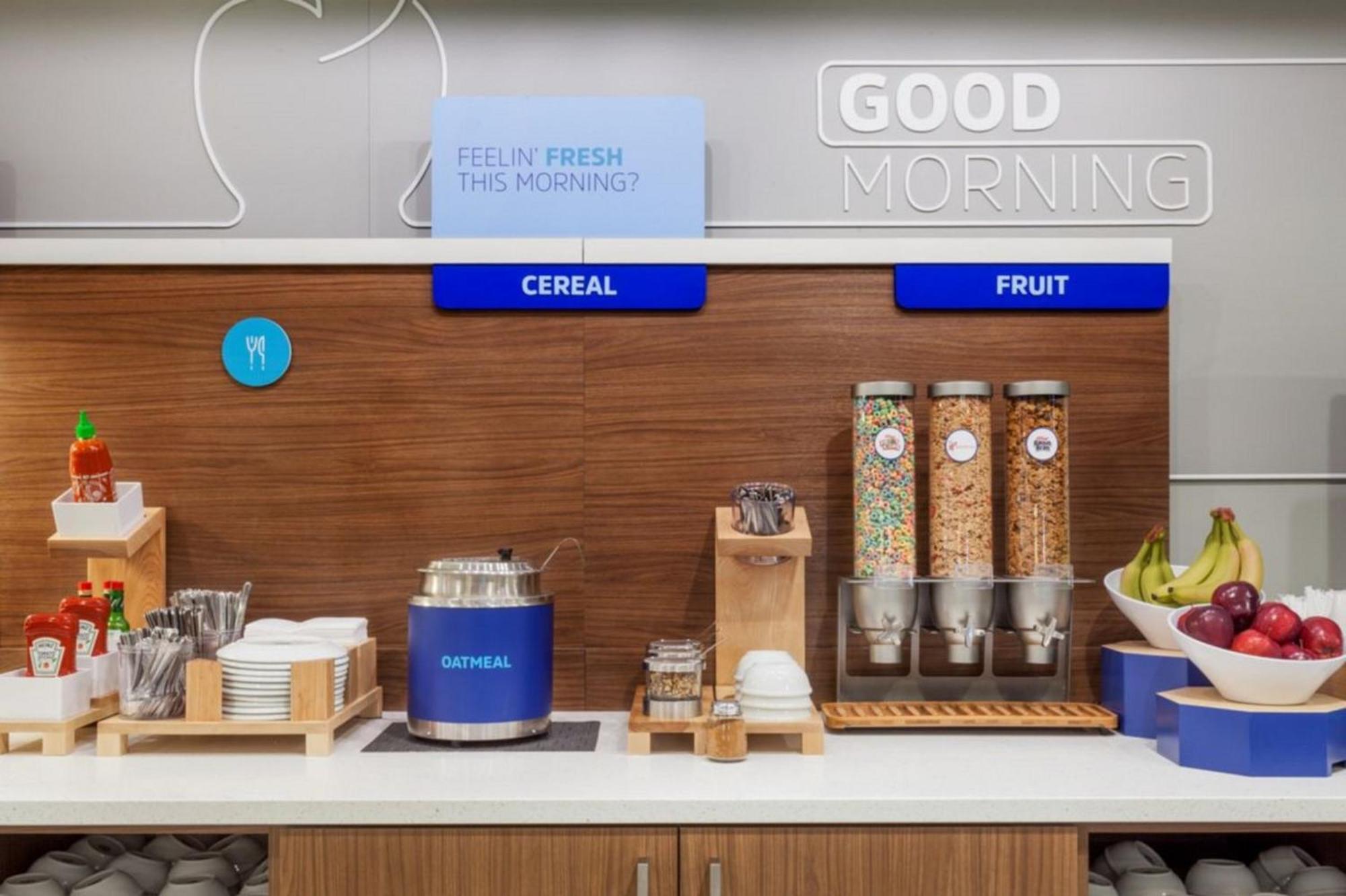 Holiday Inn Express & Suites Fresno Airport By Ihg Eksteriør bilde